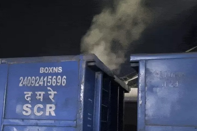 मप्रः इटारसी स्टेशन पर कोयले से भरी मालगाड़ी से अचानक निकलने लगा धुआं मप्रः इटारसी स्टेशन पर कोयले से भरी मालगाड़ी से अचानक निकलने लगा धुआं