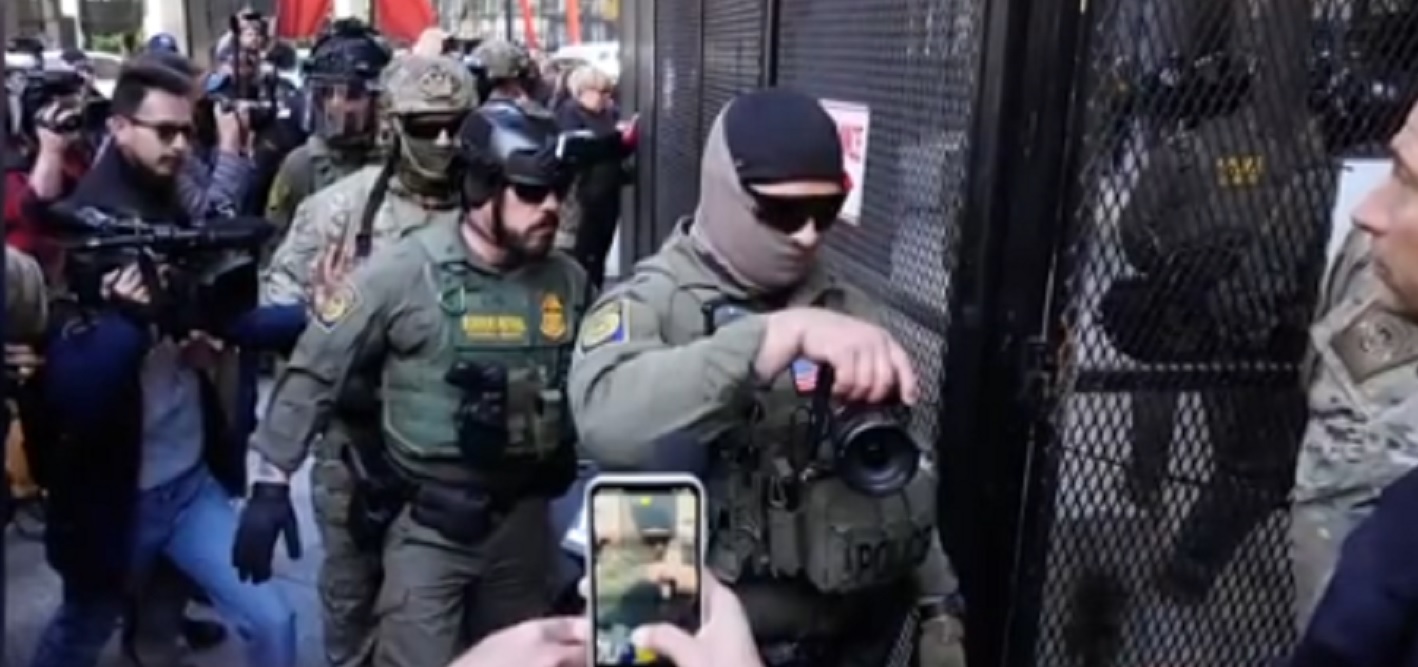 अमेरिका के उत्तरी कैरोलिना राज्य के मैक्लेनबर्ग काउंटी के शहर चार्लोट में संघीय आव्रजन एजेंट। फोटो - सीबीएस न्यूज अमेरिका के उत्तरी कैरोलिना राज्य के मैक्लेनबर्ग काउंटी के शहर चार्लोट में संघीय आव्रजन एजेंट। फोटो - सीबीएस न्यूज