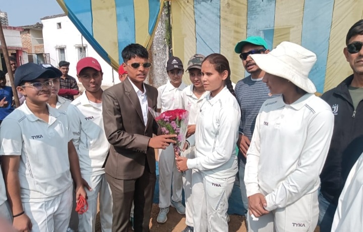 क्रांति गौड़ क्रिकेट खिलाड़ियों का उत्साहवर्धन करते क्रांति गौड़ क्रिकेट खिलाड़ियों का उत्साहवर्धन करते