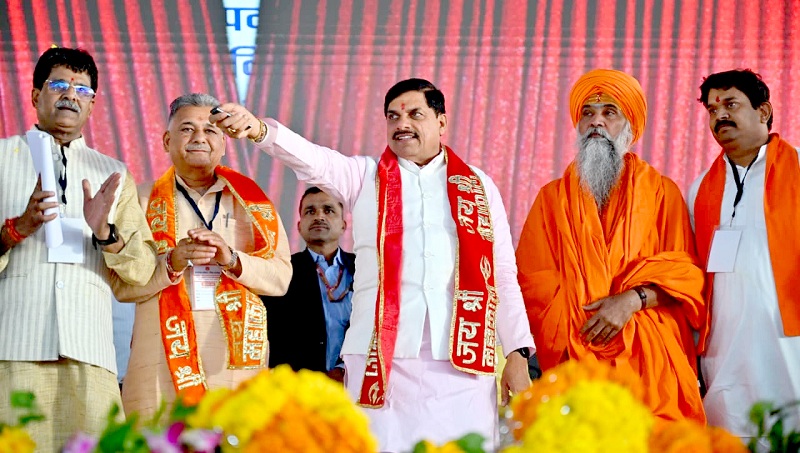 शाजापुर जिले के औद्योगिक प्रक्षेत्र मक्सी के दशहरा मैदान में विभिन्न औद्योगिक इकाइयों के भूमिपूजन एवं लोकार्पण कार्यक्रम