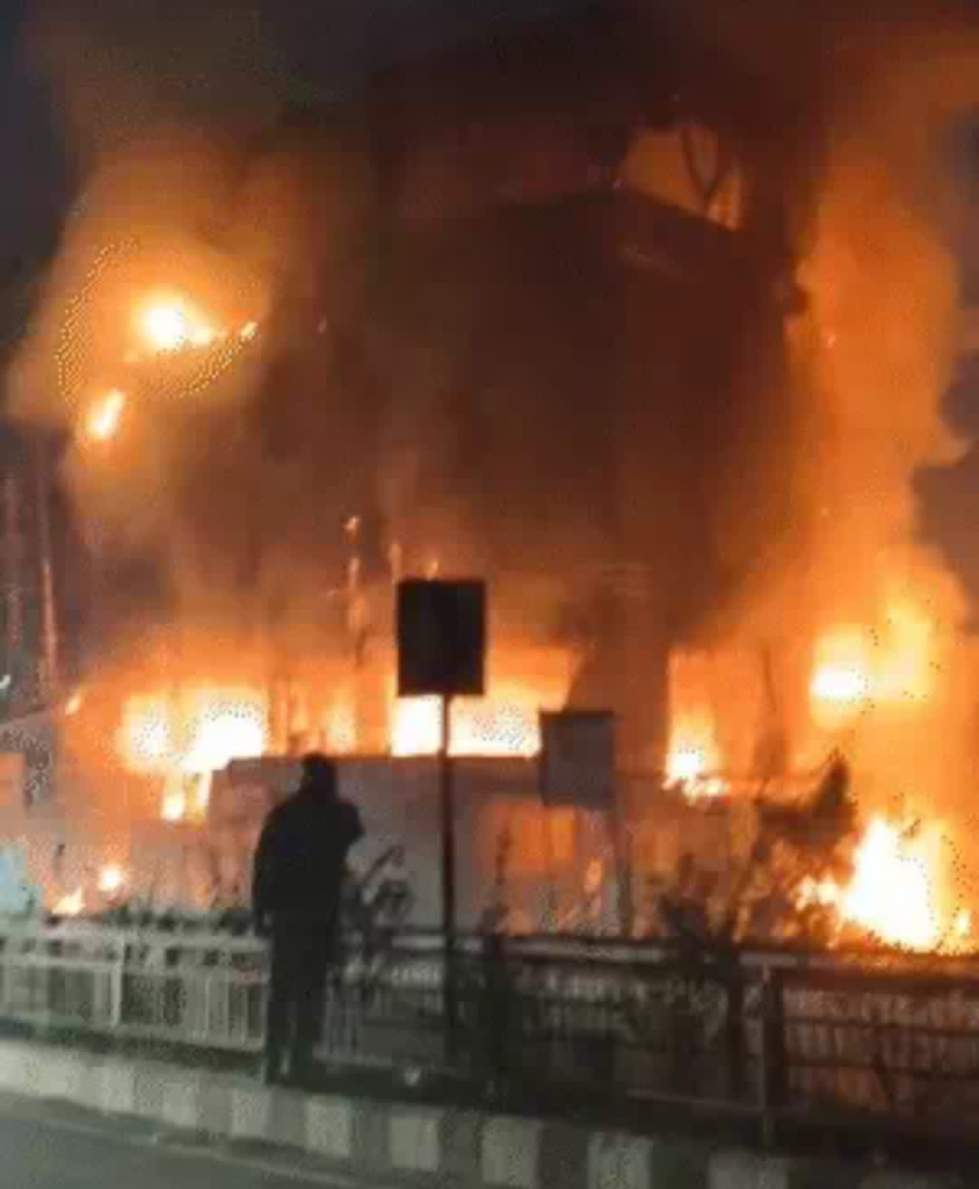 मंजिला होटल में भीषण आग: रेस्टोरेंट के बाथरूम में छिपे युवक की मौत, 12 करोड़ की बिल्डिंग राख* मंजिला होटल में भीषण आग: रेस्टोरेंट के बाथरूम में छिपे युवक की मौत, 12 करोड़ की बिल्डिंग राख*