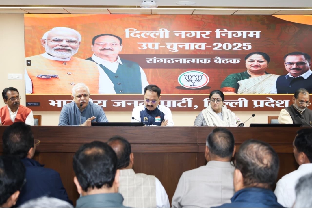 दिल्ली भाजपा कार्यालय में एमसीडी उपचुनावों की समीक्षा बैठक में पार्टी नेताओं के साथ दिल्ली की मुख्यमंत्री रेखा गुप्ता