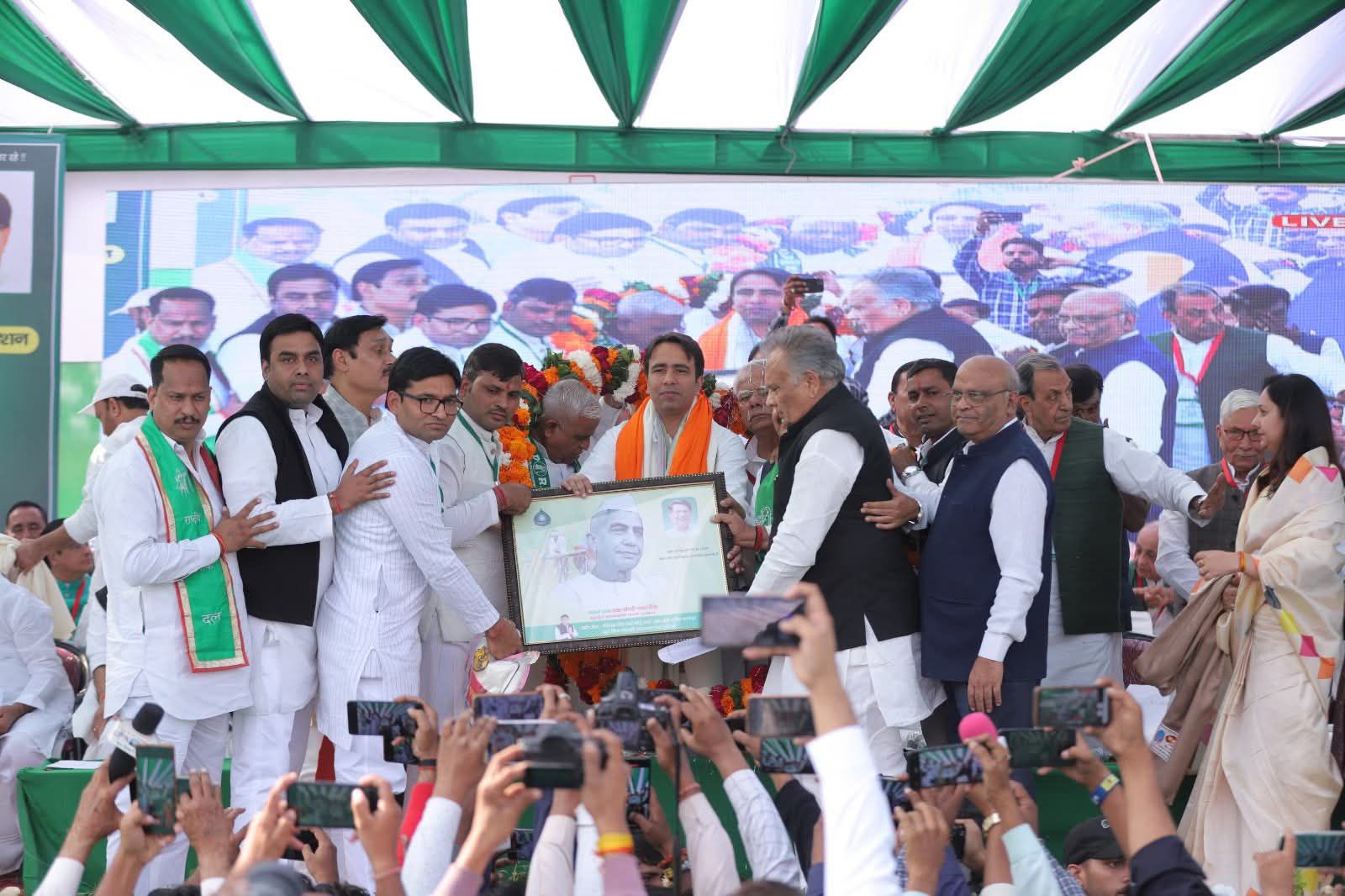 मथुरा में आयोजित रालोद के राष्ट्रीय अधिवेशन में जयंत चौधरी को पार्टी अध्यक्ष चुने जाने पर बधाई देते पार्टी नेतागण मथुरा में आयोजित रालोद के राष्ट्रीय अधिवेशन में जयंत चौधरी को पार्टी अध्यक्ष चुने जाने पर बधाई देते पार्टी नेतागण