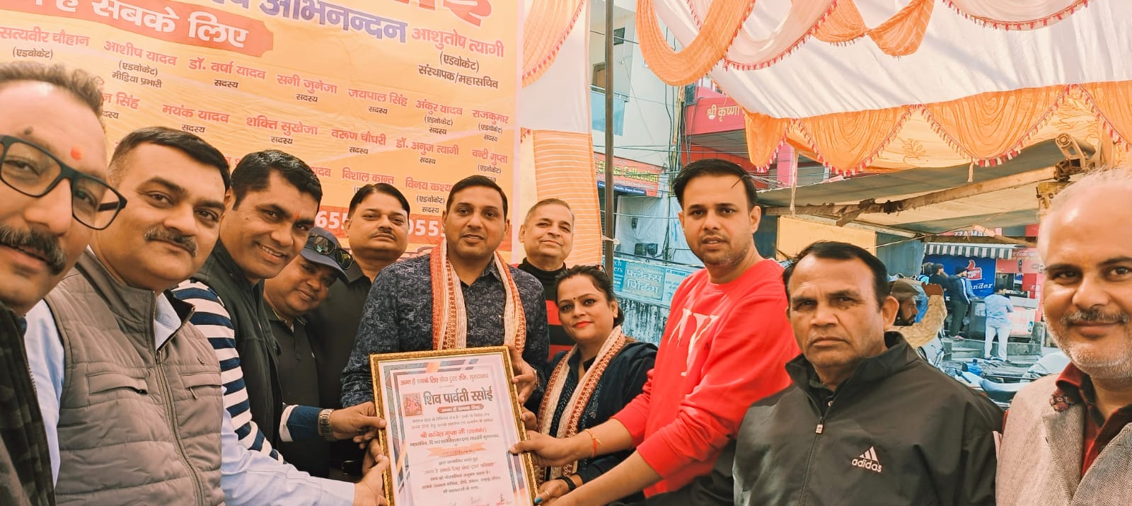 शिव पार्वती रसोई साप्ताहिक के निःशुल्क भोजन वितरण कार्यक्रम में उपस्थित अतिथि व पदाधिकारी।