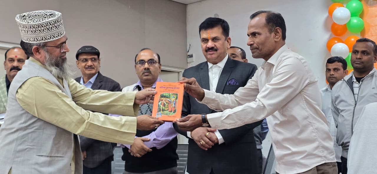 लोगो को गीता की पुस्तक भेट कर सम्मानित करते हुए वेंकेटेश लू