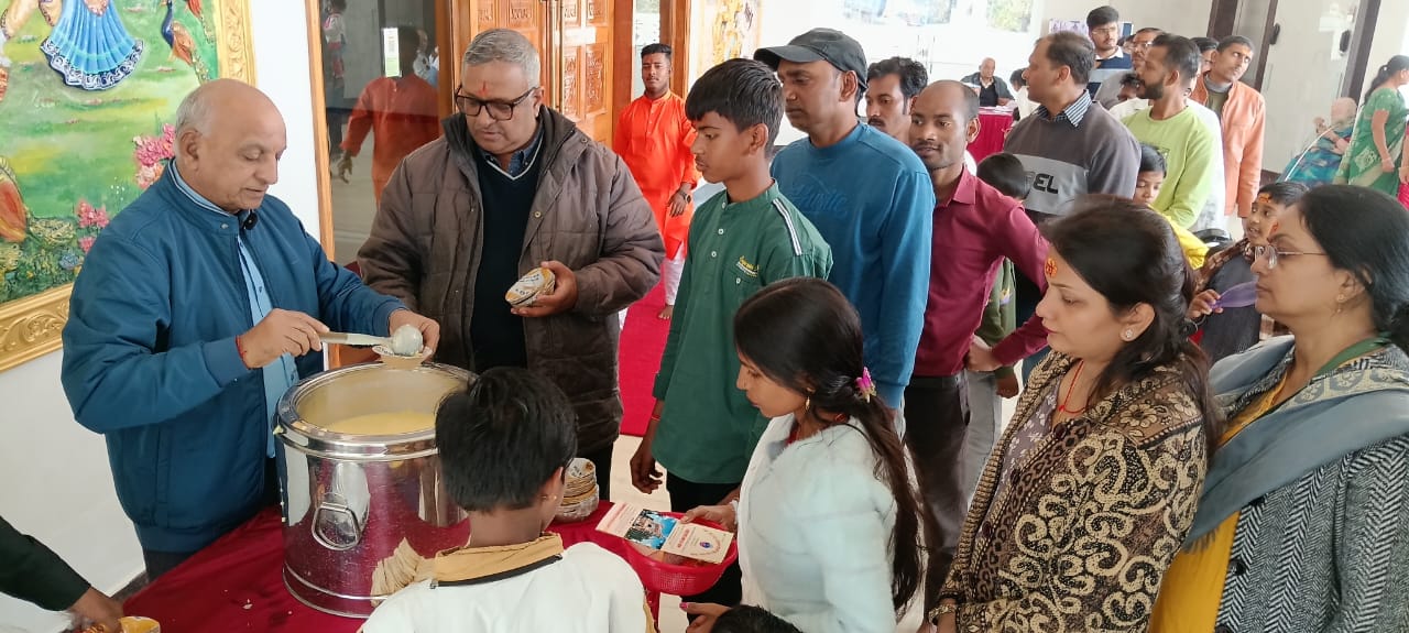 मंदिर में महाप्रसाद वितरण में शामिल श्रद्धालुजन और अन्य लोग मंदिर में महाप्रसाद वितरण में शामिल श्रद्धालुजन और अन्य लोग
