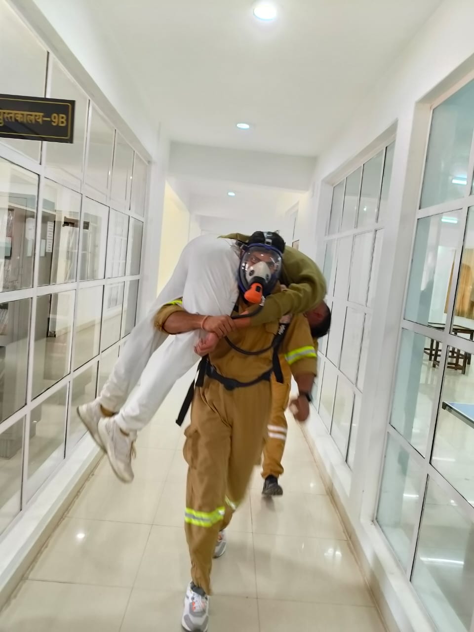 पुलिस ट्रेनिंग कॉलेज मुरादाबाद में फायर मॉक ड्रिल एवं इवैक्यूएशन ड्रिल के दौरान प्रशिक्षण लेते प्रशिक्षु।