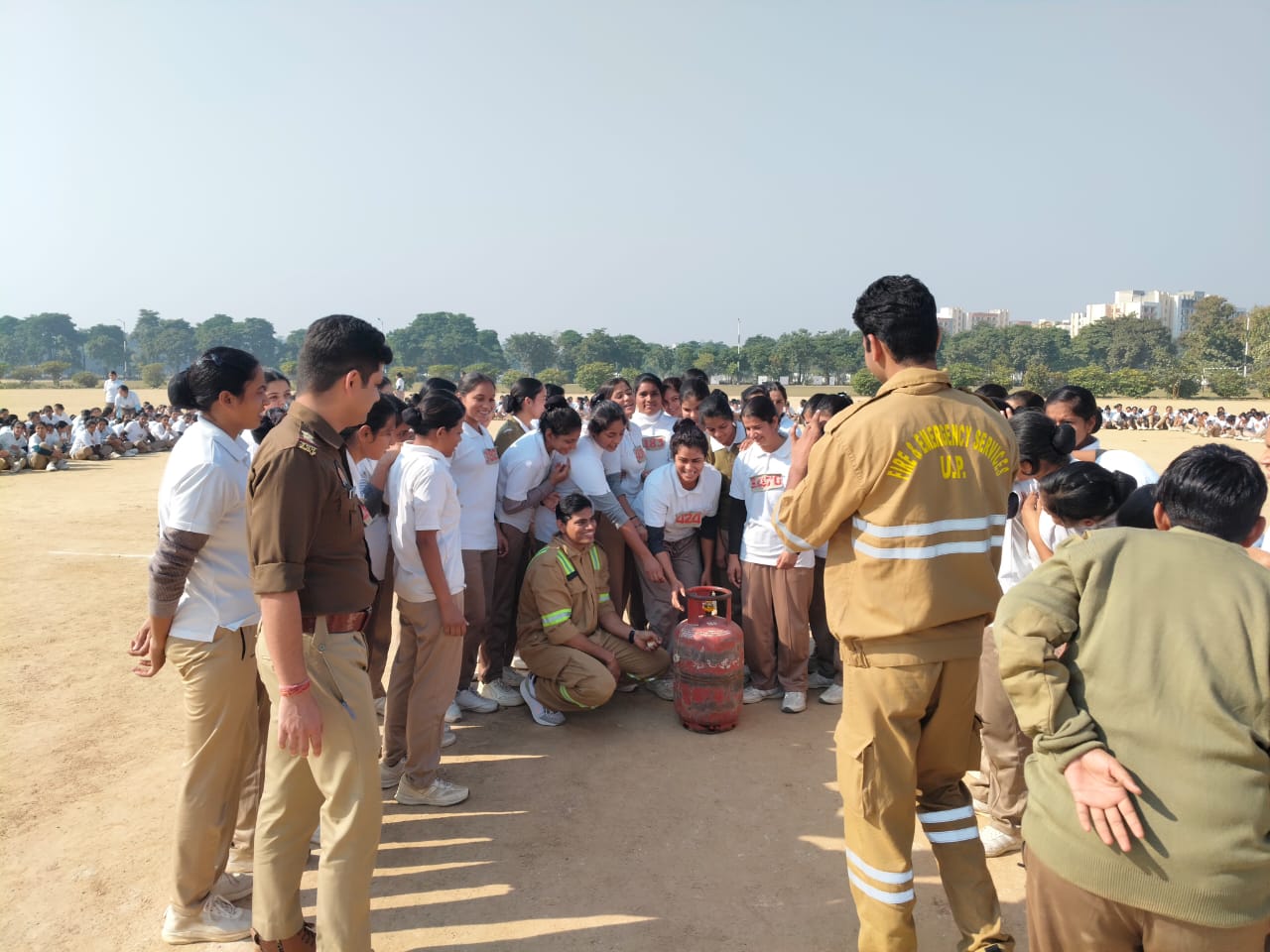 पुलिस ट्रेनिंग कॉलेज मुरादाबाद में फायर मॉक ड्रिल एवं इवैक्यूएशन ड्रिल के दौरान प्रशिक्षण लेते प्रशिक्षु।