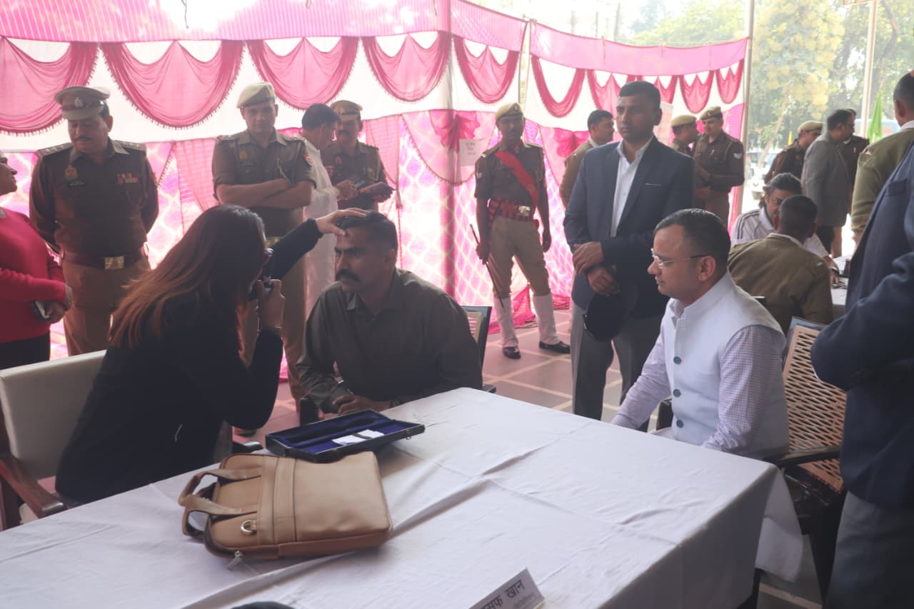 रिजर्व पुलिस लाईन्स मुरादाबाद में लगे निःशुल्क स्वास्थ्य जांच शिविर में चेकअप कराते डीआईजी।