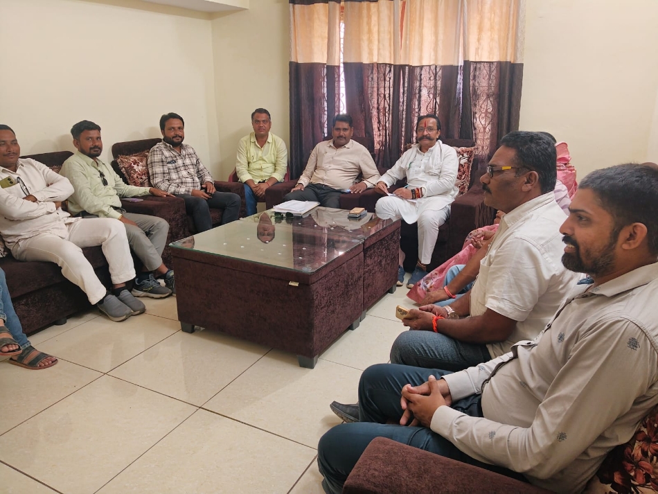 जिला भाजपा कार्यालय में आयोजित बैठक में प्रमुख पदाधिकारी एवं कार्यकर्ता।