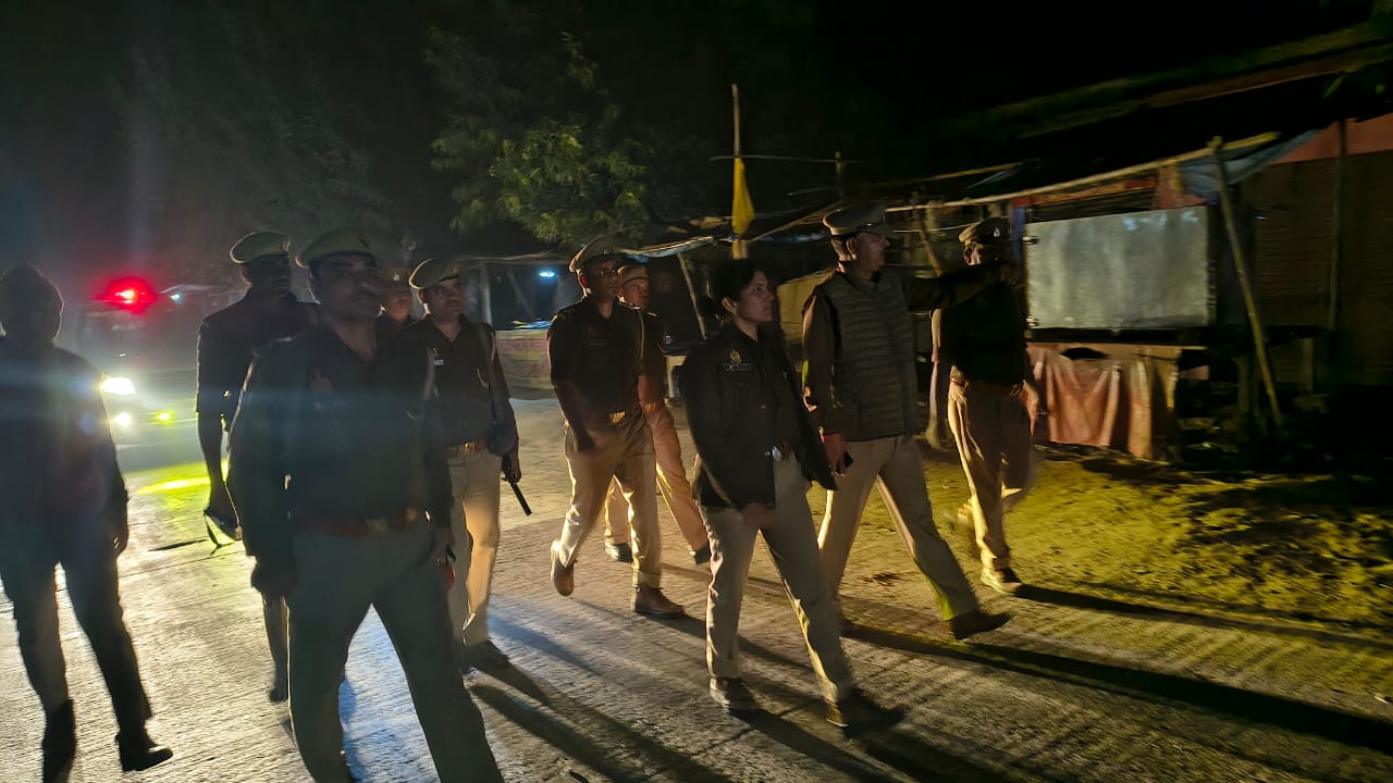 औचक निरीक्षण करने पहुंची एसपी औचक निरीक्षण करने पहुंची एसपी