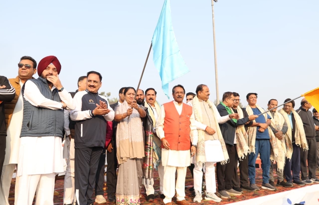 यमुना स्पोर्ट्स कॉम्प्लेक्स में नमो रन फॉर रोड सेफ्टी को झंडी दिखाती मुख्यमंत्री रेखा गुप्ता