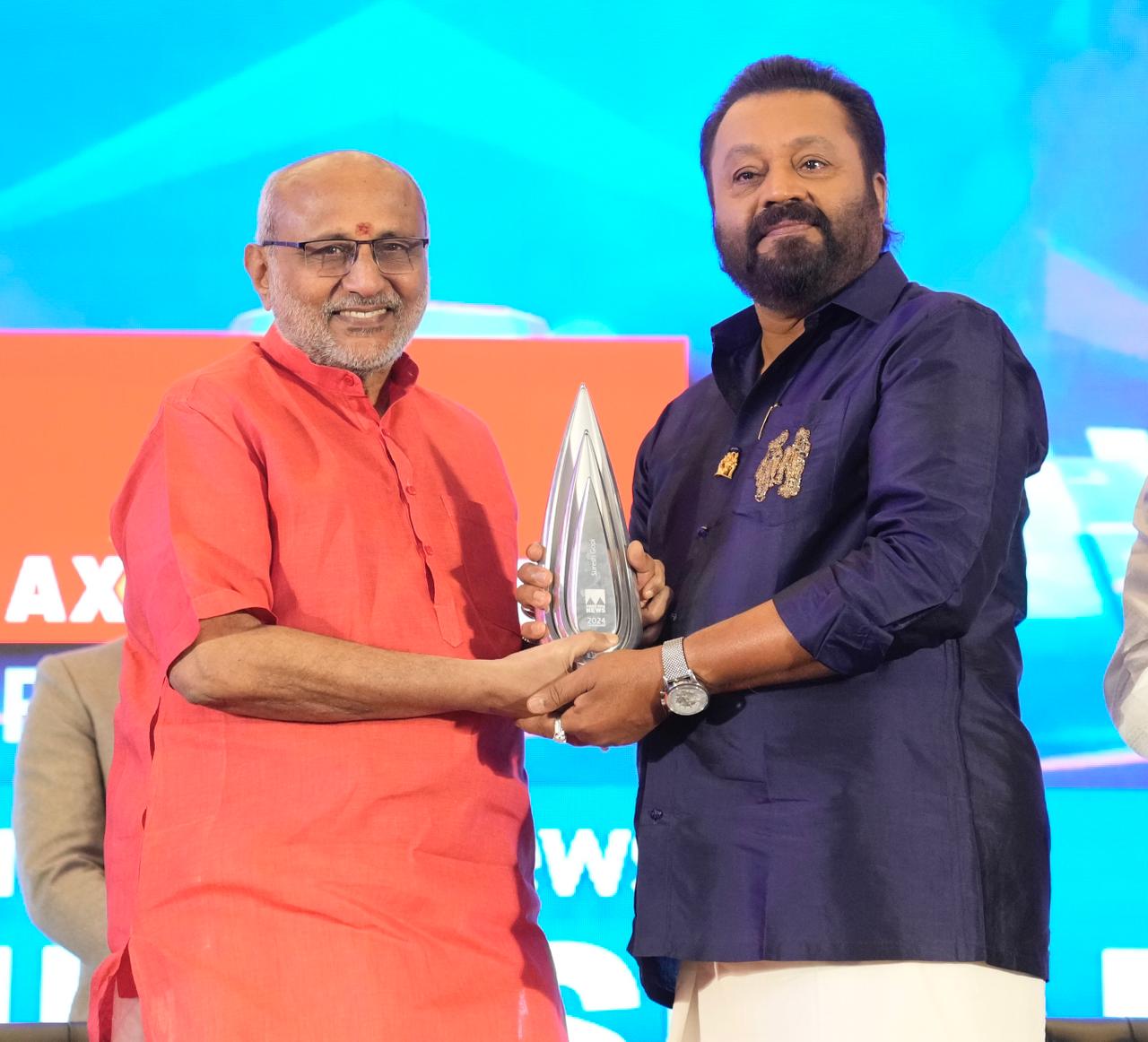 उपराष्ट्रपति मंत्री सुरेश गोपी को पुरस्कार देते हुए उपराष्ट्रपति मंत्री सुरेश गोपी को पुरस्कार देते हुए