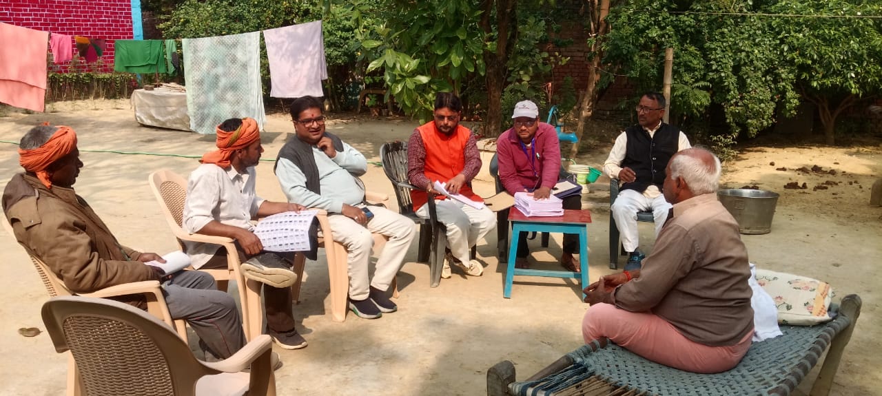 ग्रामीणों को जागरुक करते मंडल अध्यक्ष