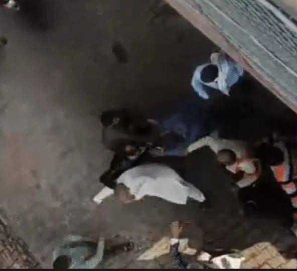 आपस में मारपीट करते लोग आपस में मारपीट करते लोग