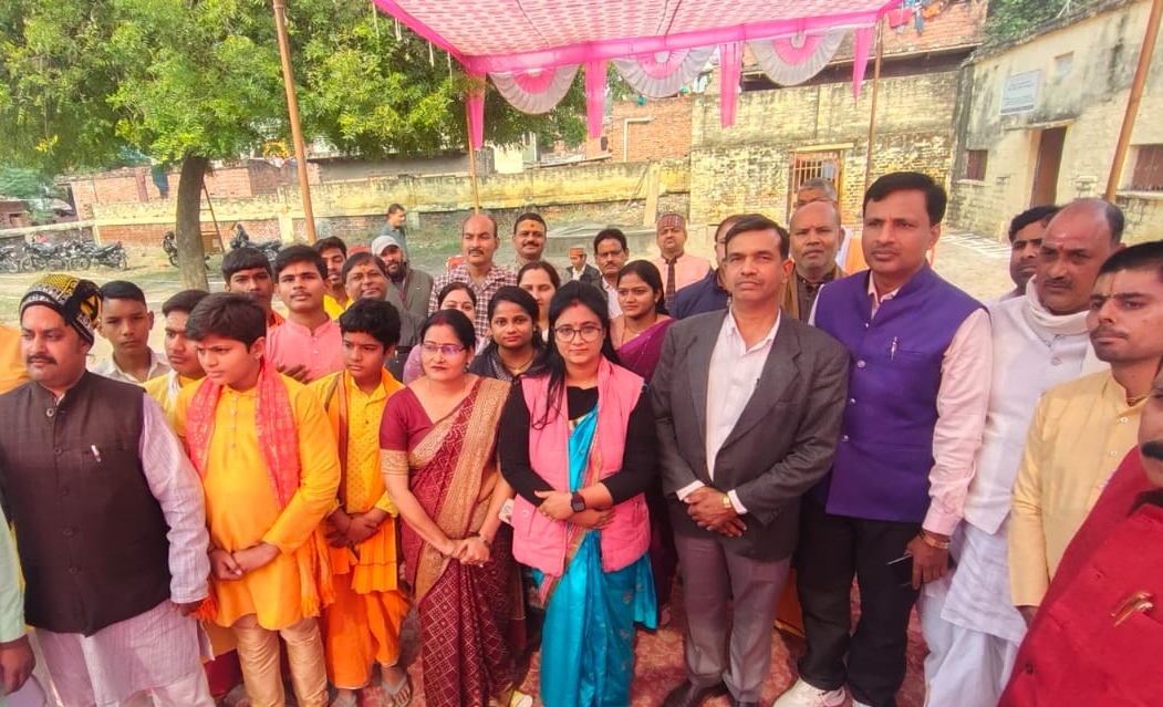 संस्कृत विद्यालयों के शिक्षक, शिक्षिकाएं, प्रधानाचार्य और प्राचार्य के साथ