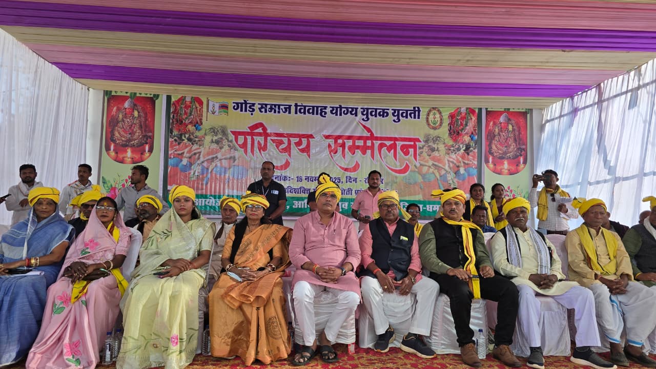 परिचय सम्मेलन में उपस्थित समाज प्रमुख।