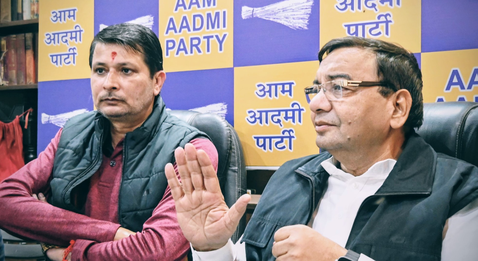 पानीपत में पत्रकारों से वार्ता करते आप के प्रदेशाध्यक्ष सुशील गुप्ता व प्रदेश उपाध्यक्ष सुरेन्द्र अहलावत।