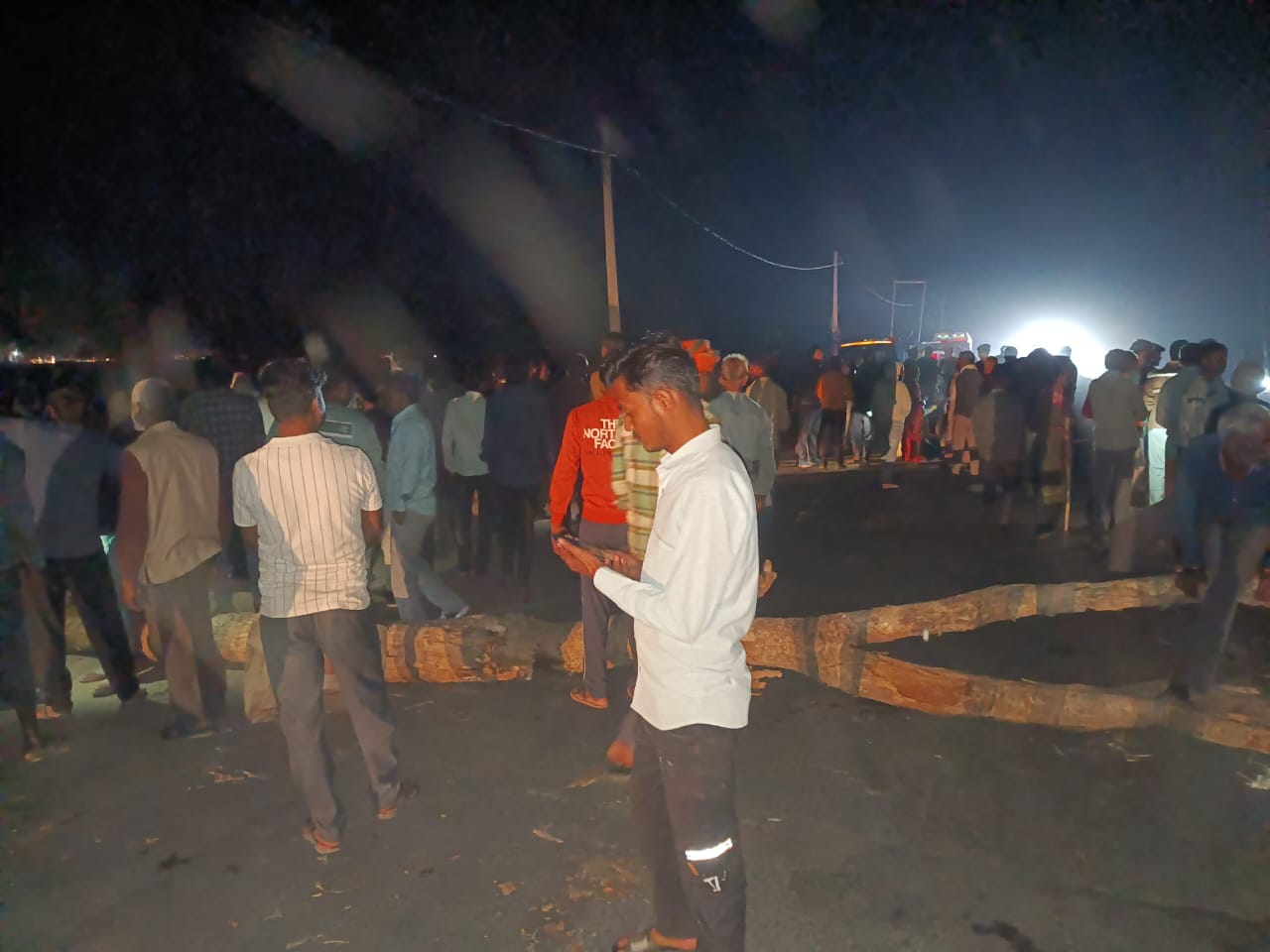 डबल डेकर बस की टक्कर से महिला की मौत, पिता पुत्री भी घायल, परिजनों ने किया रोड जाम डबल डेकर बस की टक्कर से महिला की मौत, पिता पुत्री भी घायल, परिजनों ने किया रोड जाम