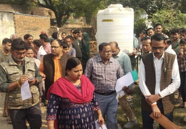 चड़ेरू चौकठा गांव में निर्माण कार्यों का निरीक्षण करती उप श्रमायुक्त सुमनलता।