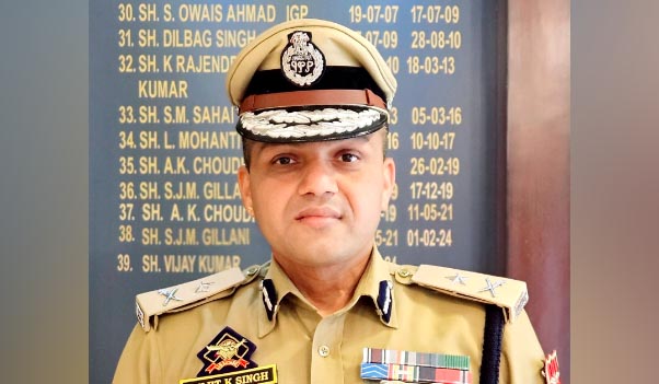 नौगाम विस्फोट में मारे गये कैमरामैन के आवास पर आईपीएस सुजीत कुमार ने किया दौरा नौगाम विस्फोट में मारे गये कैमरामैन के आवास पर आईपीएस सुजीत कुमार ने किया दौरा