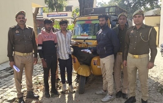 हाफिजगंज पुलिस की गिरफ्त में टेंपो लूट कांड के आरोपी, बरामद टेंपो और तमंचा के साथ।