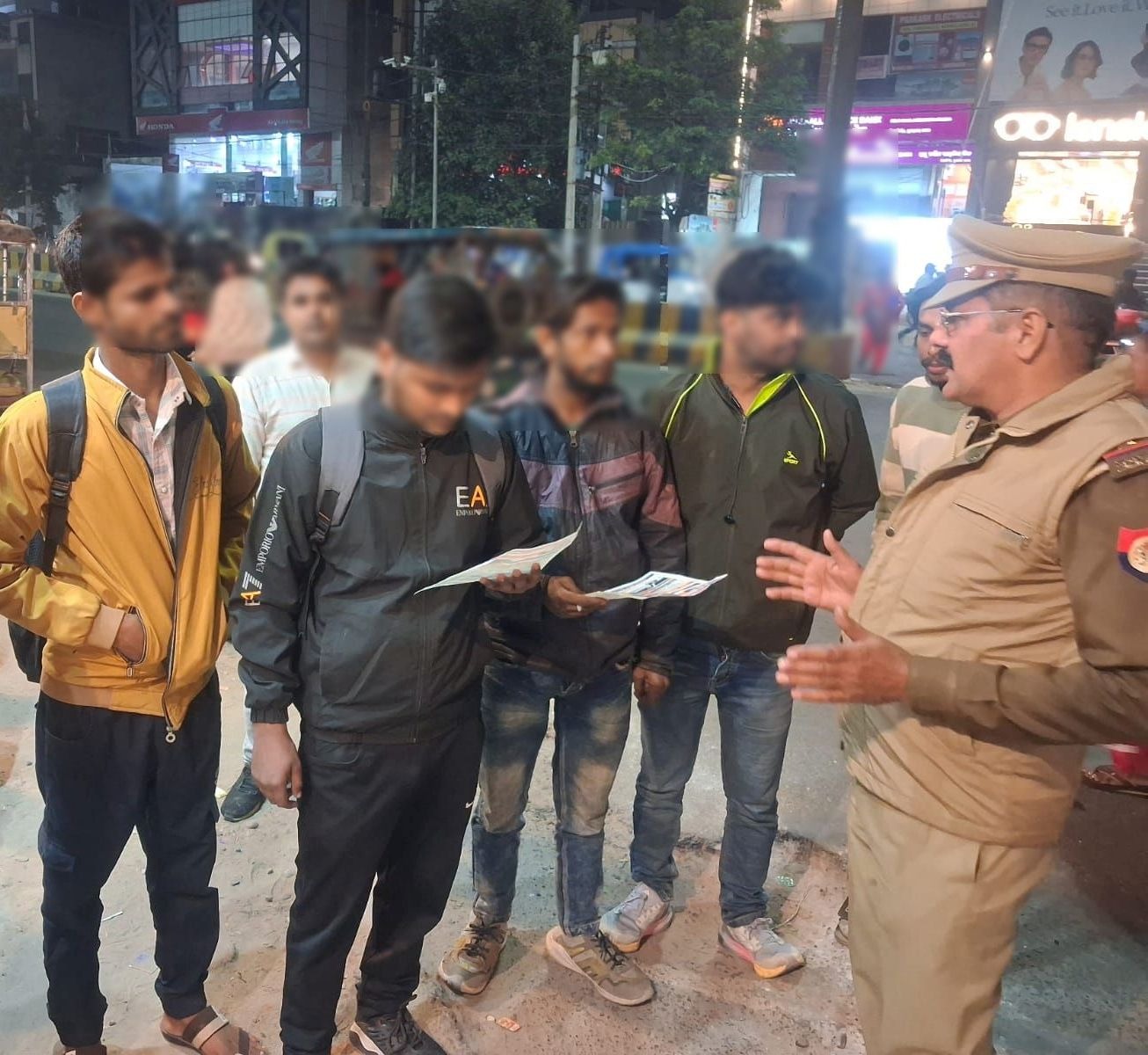 यातायात नियमों को लेकर युवाओं को जागरूक करतीं यातायात पुलिस।