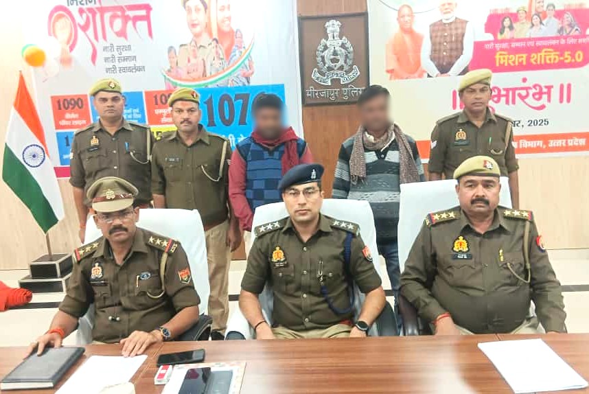 गिरफ्तार हेरोइन तस्करों के साथ पुलिस अधिकारी।