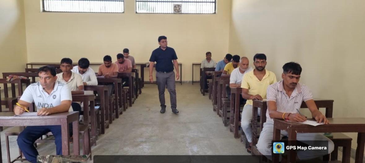 श्री विश्वकर्मा कौशल विश्वविद्यालय के मूल्यांकन एवं प्रमाणन विभाग द्वारा आयाेजित परीक्षा में भाग लेते बंदी