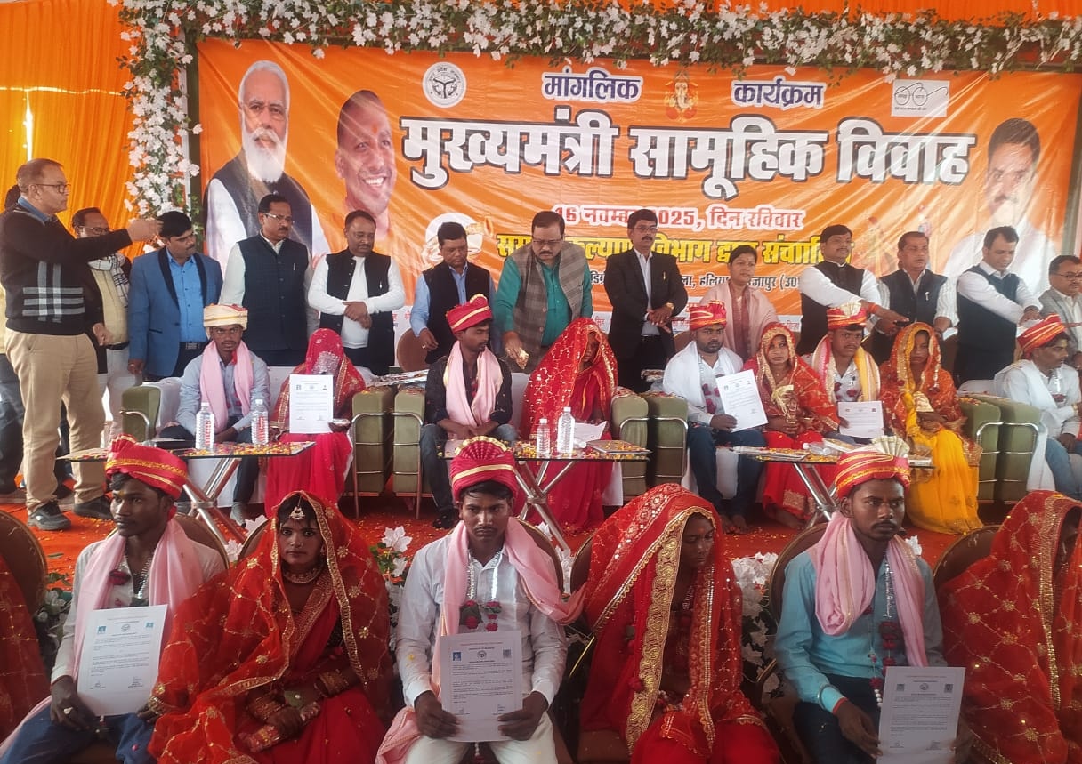 पंचशील डिग्री कालेज में नवदम्पतियो को आशिर्वाद देती विधायक छानवे रिंकी कोल व अन्य अधिकारी