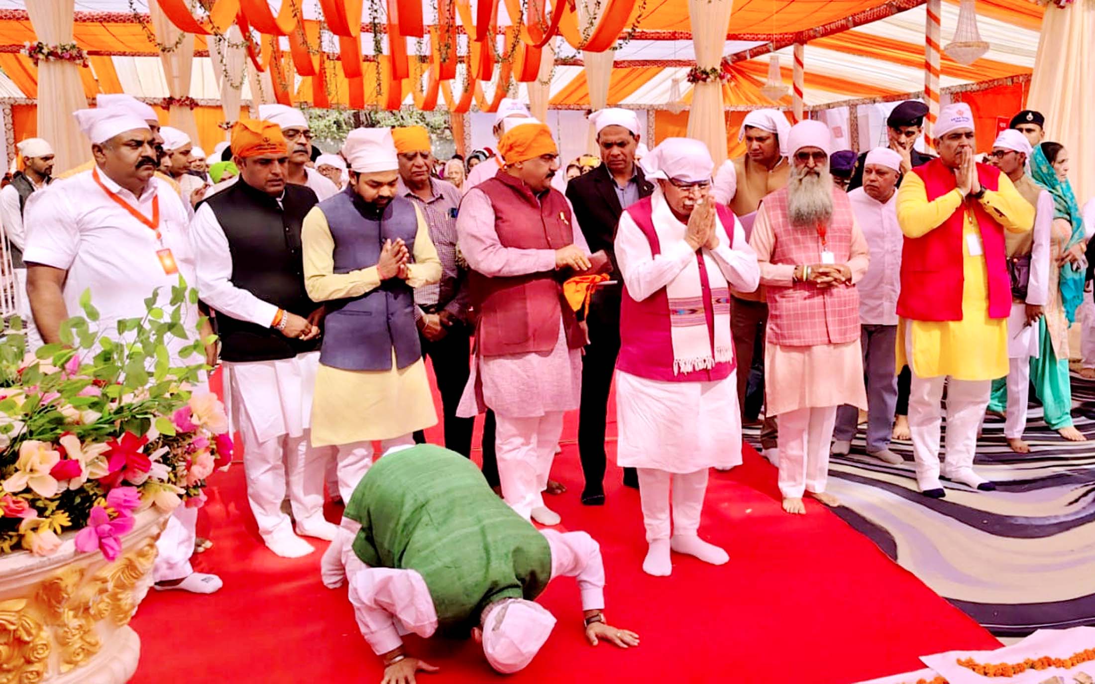 गुरू के सम्मुख नतमस्तक होते हुए केंद्रीय ऊर्जा मंत्री मनोहरलाल।