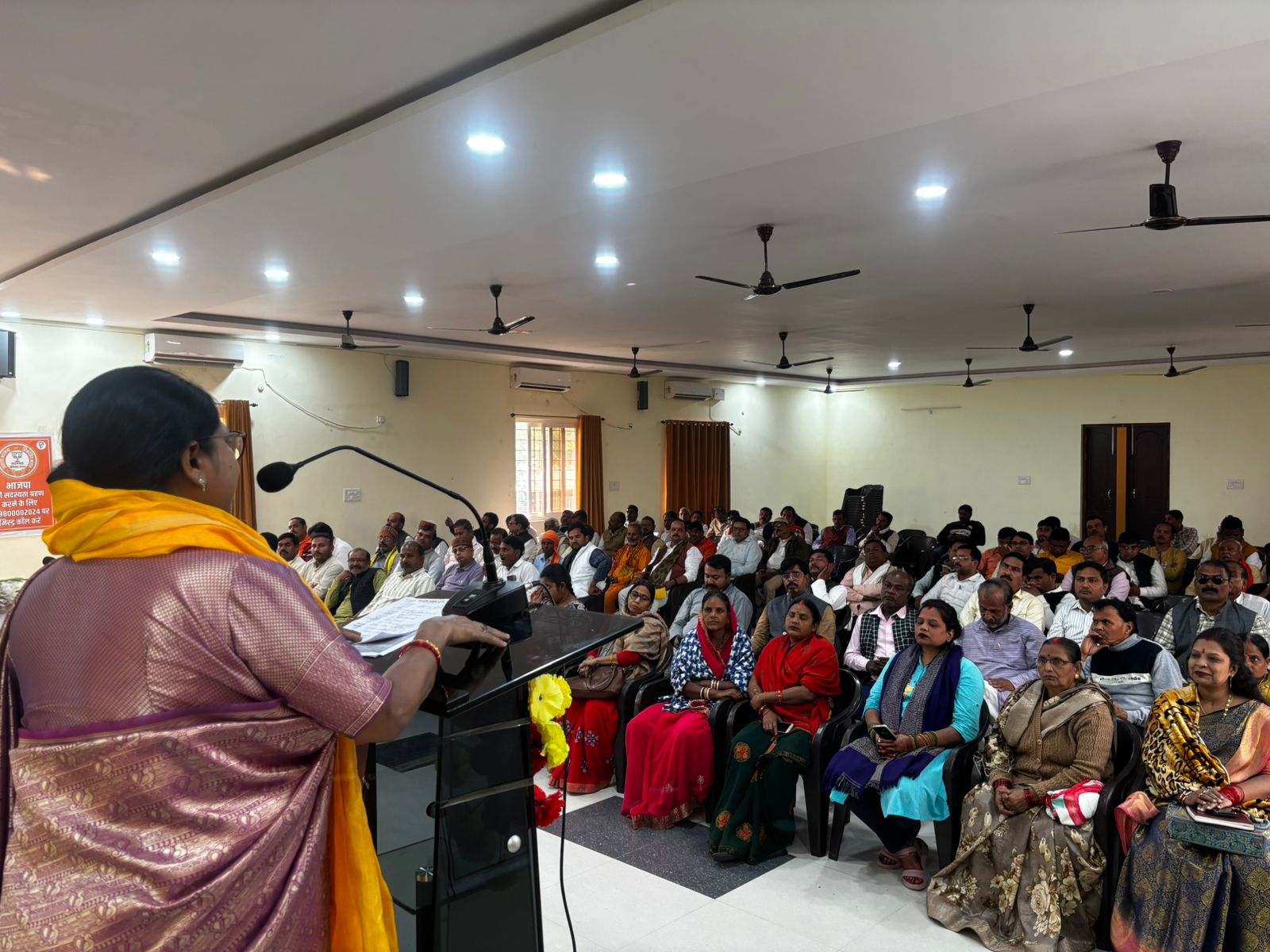 मुख्य अतिथि प्रदेश मंत्री अनामिका चौधरी कार्यकर्ताओं को संबोधित करते हुए