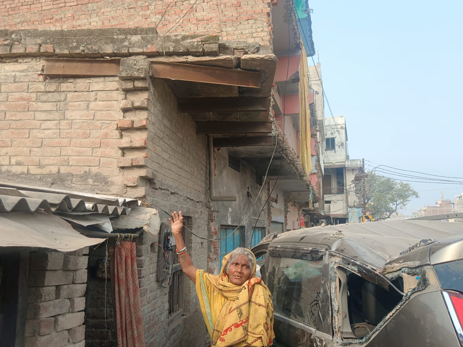 मौके पर  दुर्घटना ग्रस्त कार