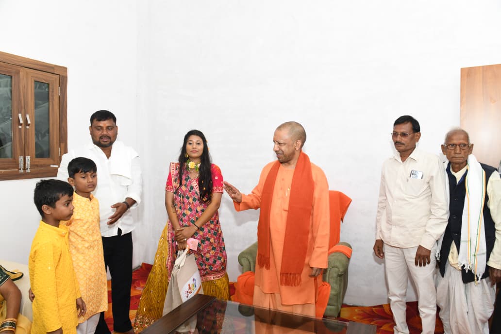 दीपक सिंह के घर मांगलिक कार्यक्रम में पहुंचे सीएम, बहन को दिया आशीर्वाद*