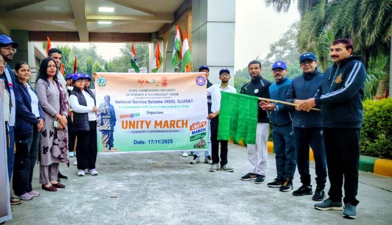 पदयात्रा को हरी झंडी दिखाकर रवाना करते कुलपति प्रो. नरसी राम बिश्नोई।