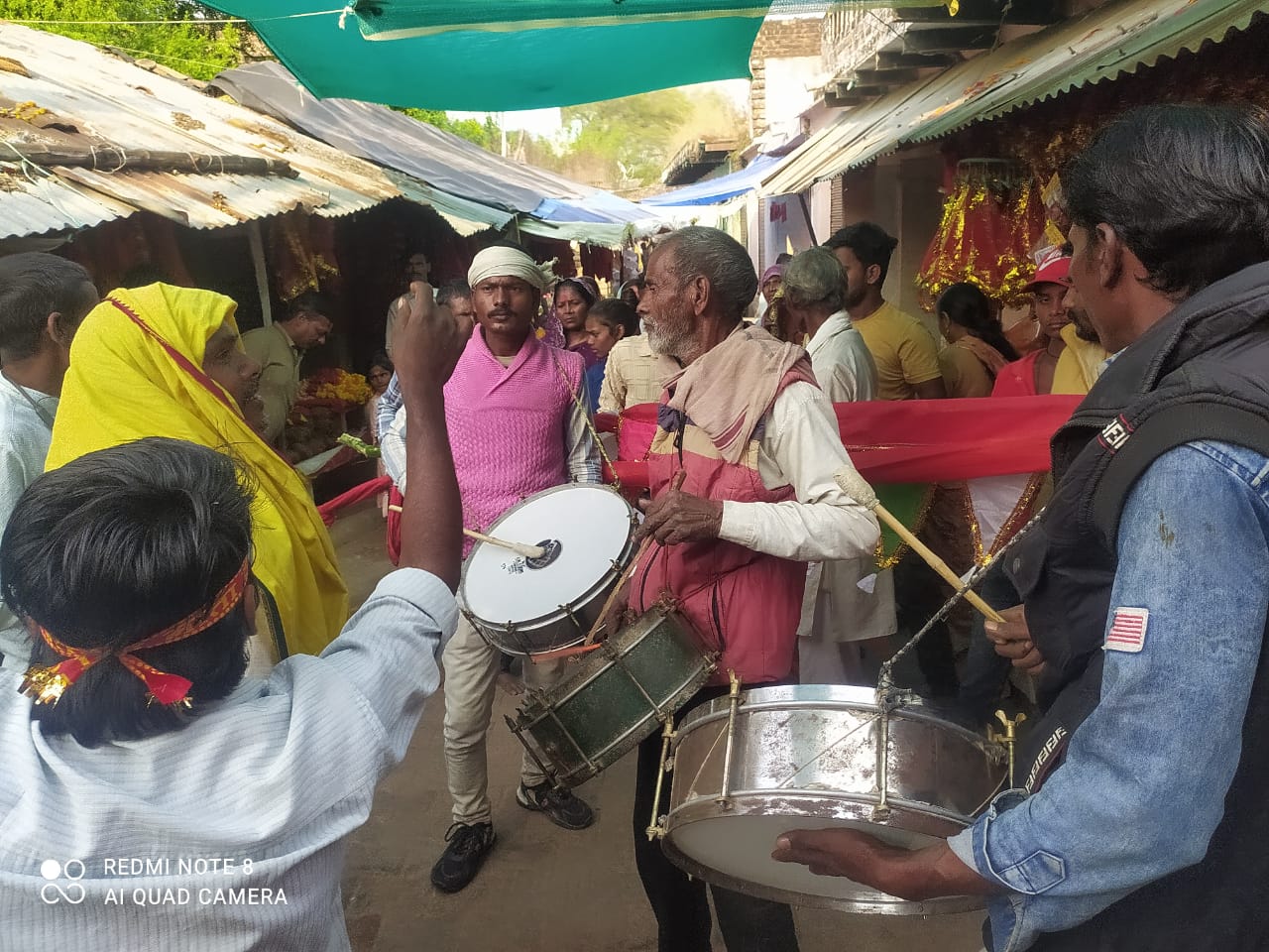 गडबडा शीतला धाम में दर्शन पूजन के लिये पहुंचे भक्त