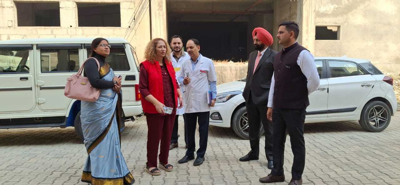 नागरिक अस्पताल बहादुरगढ़ का निरीक्षण करते एनक्वास के सदस्य अधिकारी। नागरिक अस्पताल बहादुरगढ़ का निरीक्षण करते एनक्वास के सदस्य अधिकारी।