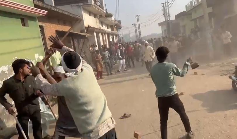 मोहनपुर में विवाद के दौरान एक-दूसरे पर पथराव करते दो पक्षों के लोग, मौके पर अफरा-तफरी का माहौल।