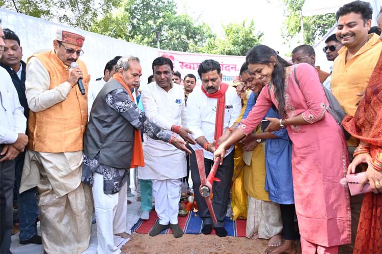 उपमुख्यमंत्री शर्मा नालन्दा लाइब्रेरी का भूमिपूजन करते हुए