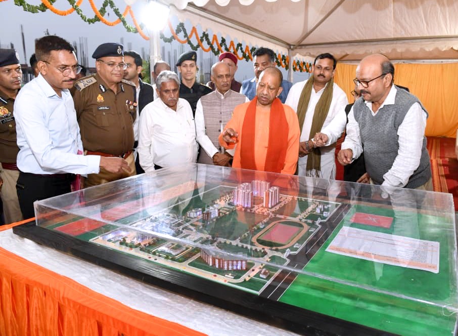 *सीएम योगी ने गोरखपुर में किया यूपी एसएसएफ द्वितीय वाहिनी के निर्माण कार्यों का स्थलीय निरीक्षण*