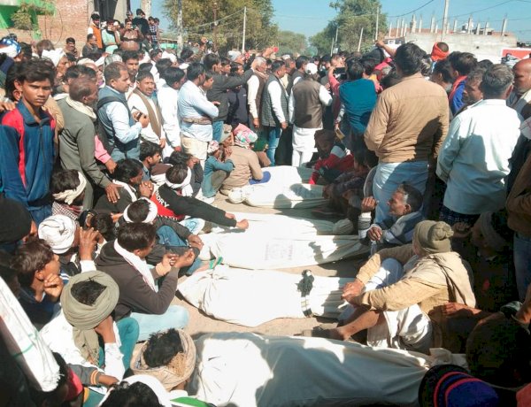 (फाइल फोटो- सडक़ पर शवों को रखे ग्रामीण)