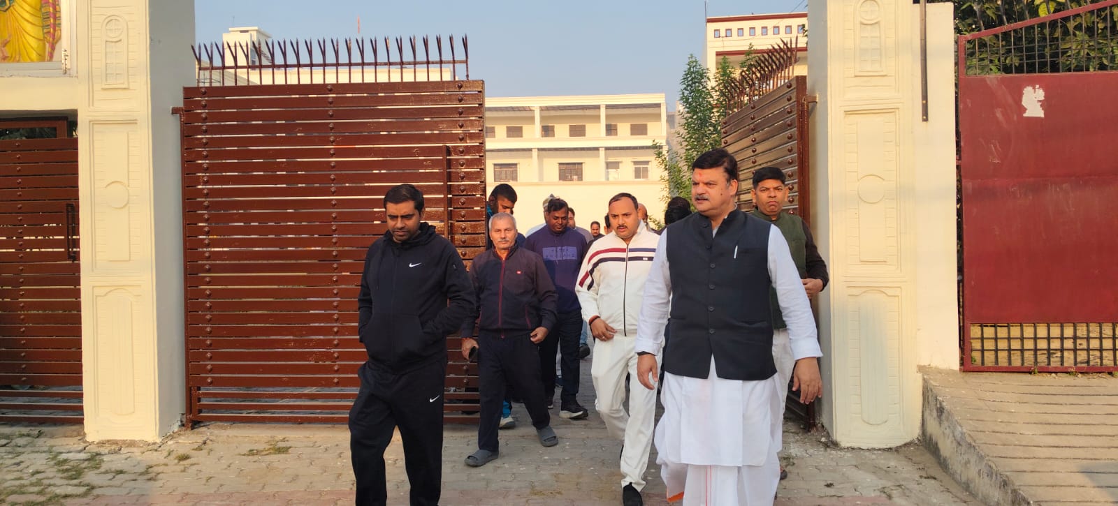 महापौर के साथ निगम की टीम