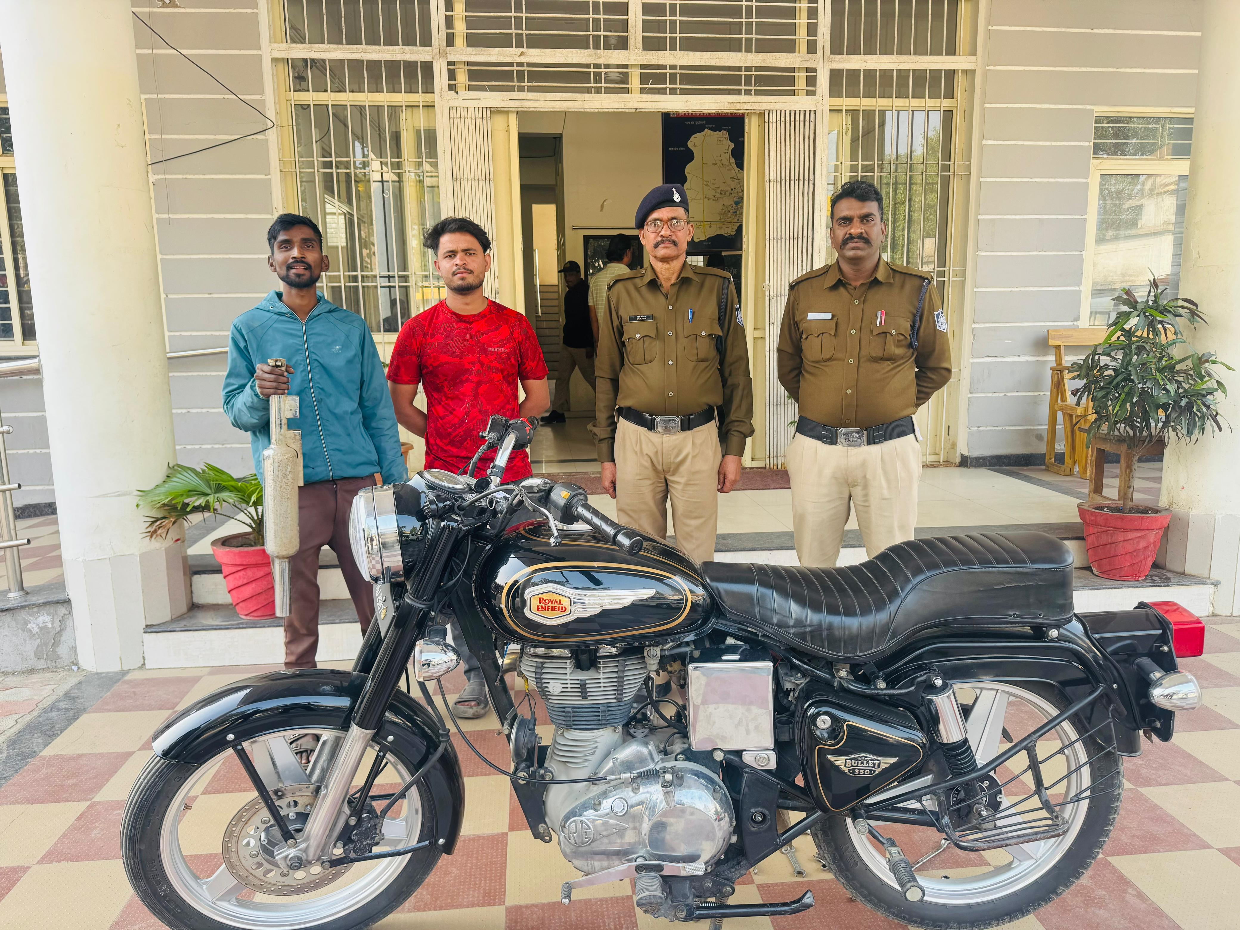 Seoni: Police take strict action against vehicles with loud noise and modified silencers in the city.