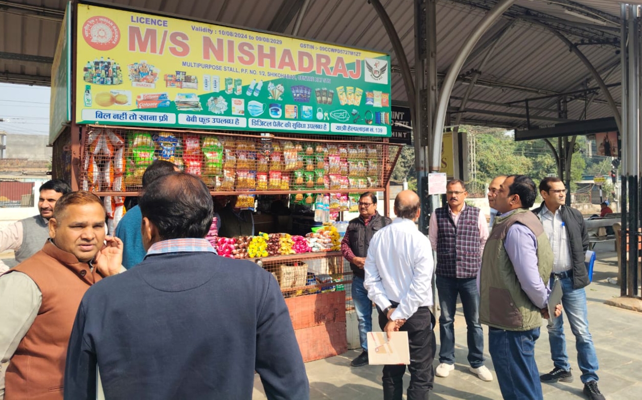 निरीक्षण करती टीम