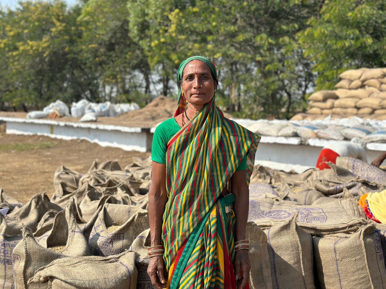 धान खरीदी केंद्र के बाहर खड़ी हुई चैती बाई।