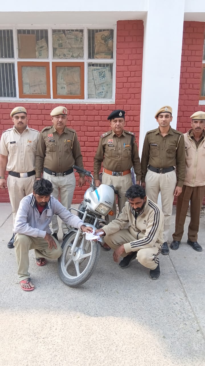 पुलिस गिरफ्त में दोनों नशा तस्कर।
