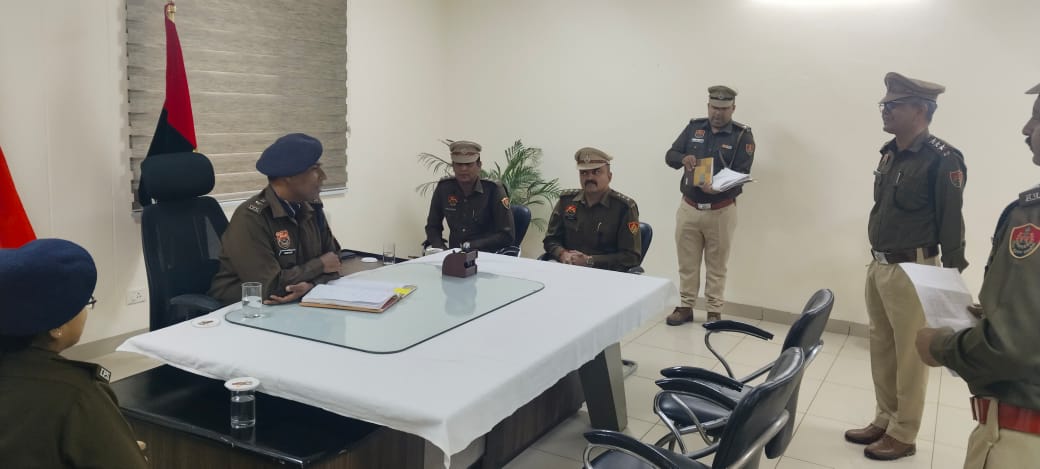 पुलिस कर्मियों की समस्याएं सुनते हुए एसपी कुलदीप सिंह।