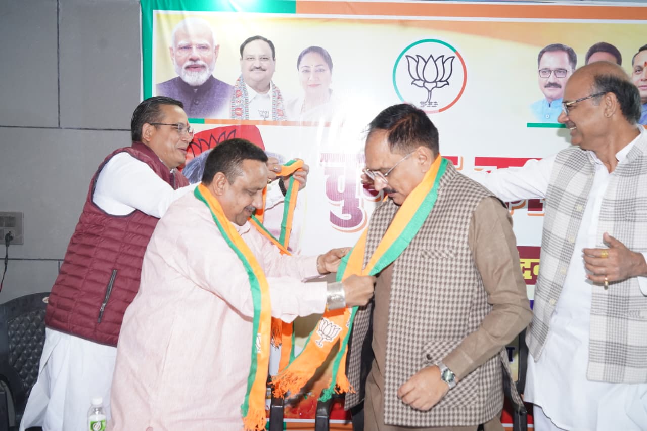 दिल्ली भाजपा प्रदेश अध्यक्ष वीरेंद्र सचदेवा और सांसद प्रवीन खंडेलवाल बूथ प्रबंधक सम्मेलन में।