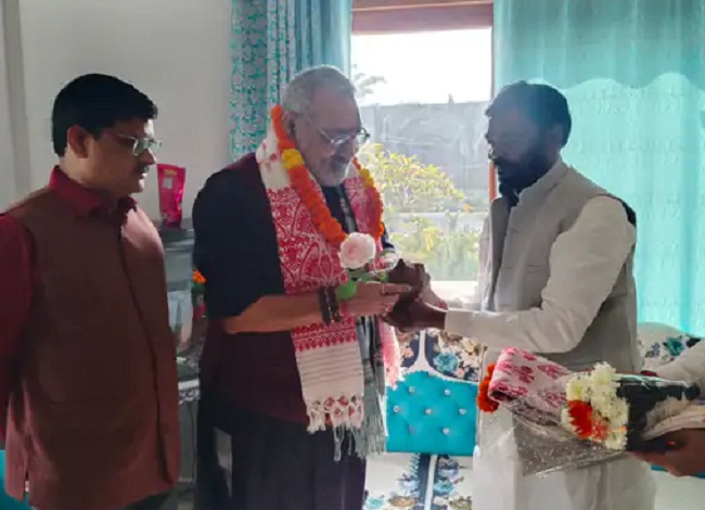 डिंडौरी में भाजपा विधायक ओमप्रकाश धुर्वे के आवास पर पहुंचे गिरिराज सिंह