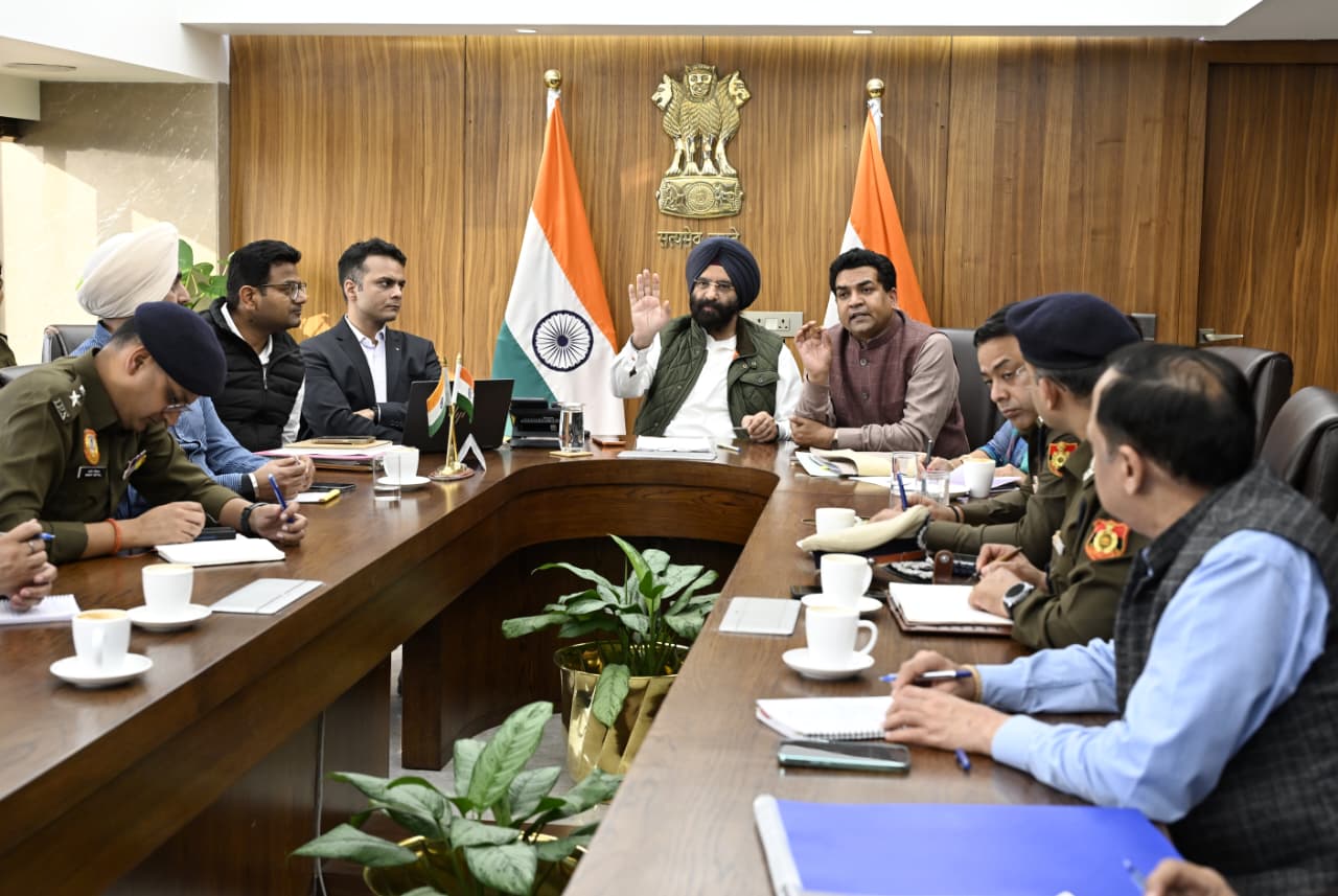 दिल्ली सचिवालय में सोमवार को  श्री गुरु तेग बहादुर साहिब 350वीं शहीदी वर्षगांठ समारोह की तैयारियों को लेकर हुई उच्च-स्तरीय समीक्षा बैठक  में  मंत्री  कपिल मिश्रा और मनजिंदर सिंह सिरसा